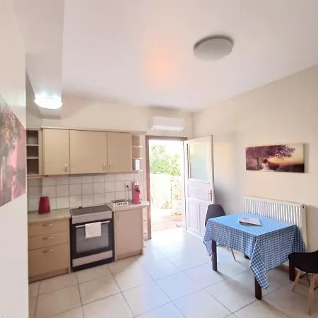 Iris Ithaca Apartman *